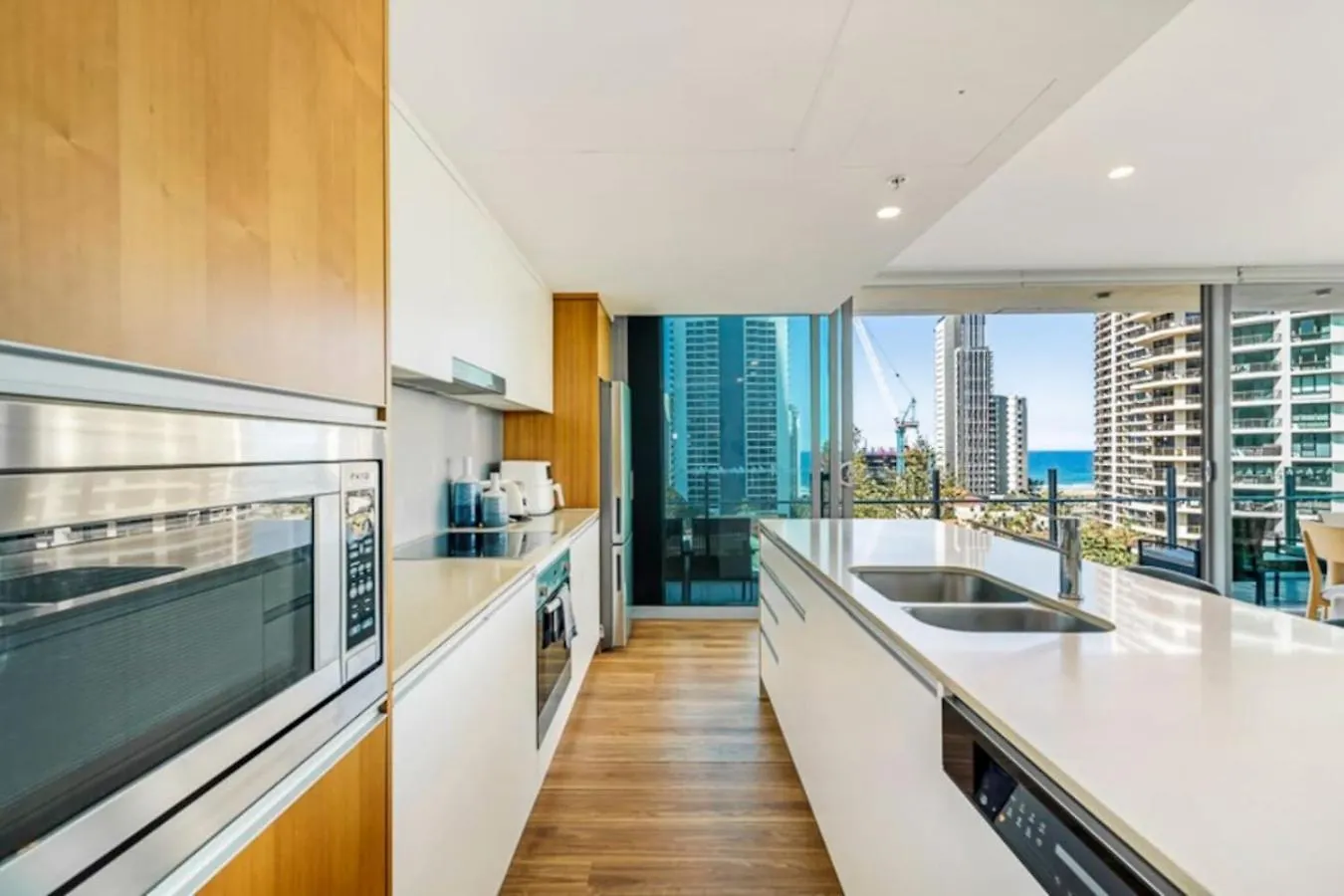 Surfers Paradise 2 Bed Great Views Pool Gold Coast Apartment
