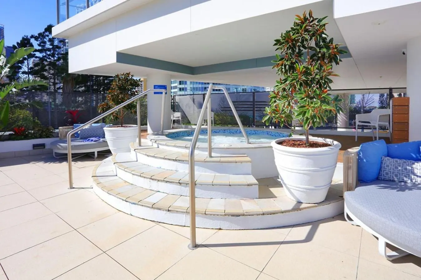 Surfers Paradise 2 Bed Great Views Pool Gold Coast