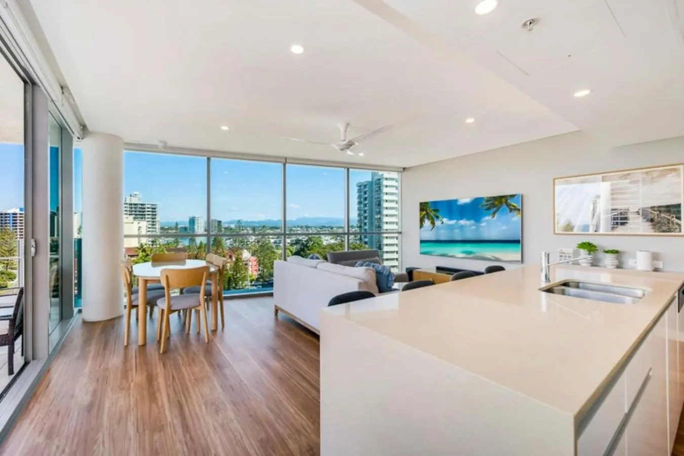 Surfers Paradise 2 Bed Great Views Pool Gold Coast