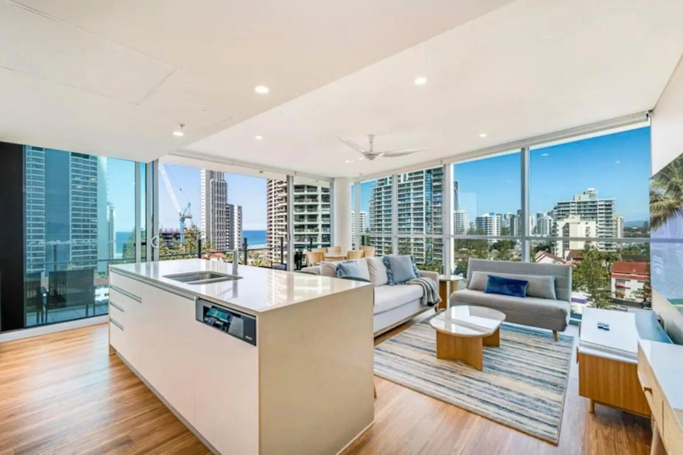 Surfers Paradise 2 Bed Great Views Pool Gold Coast