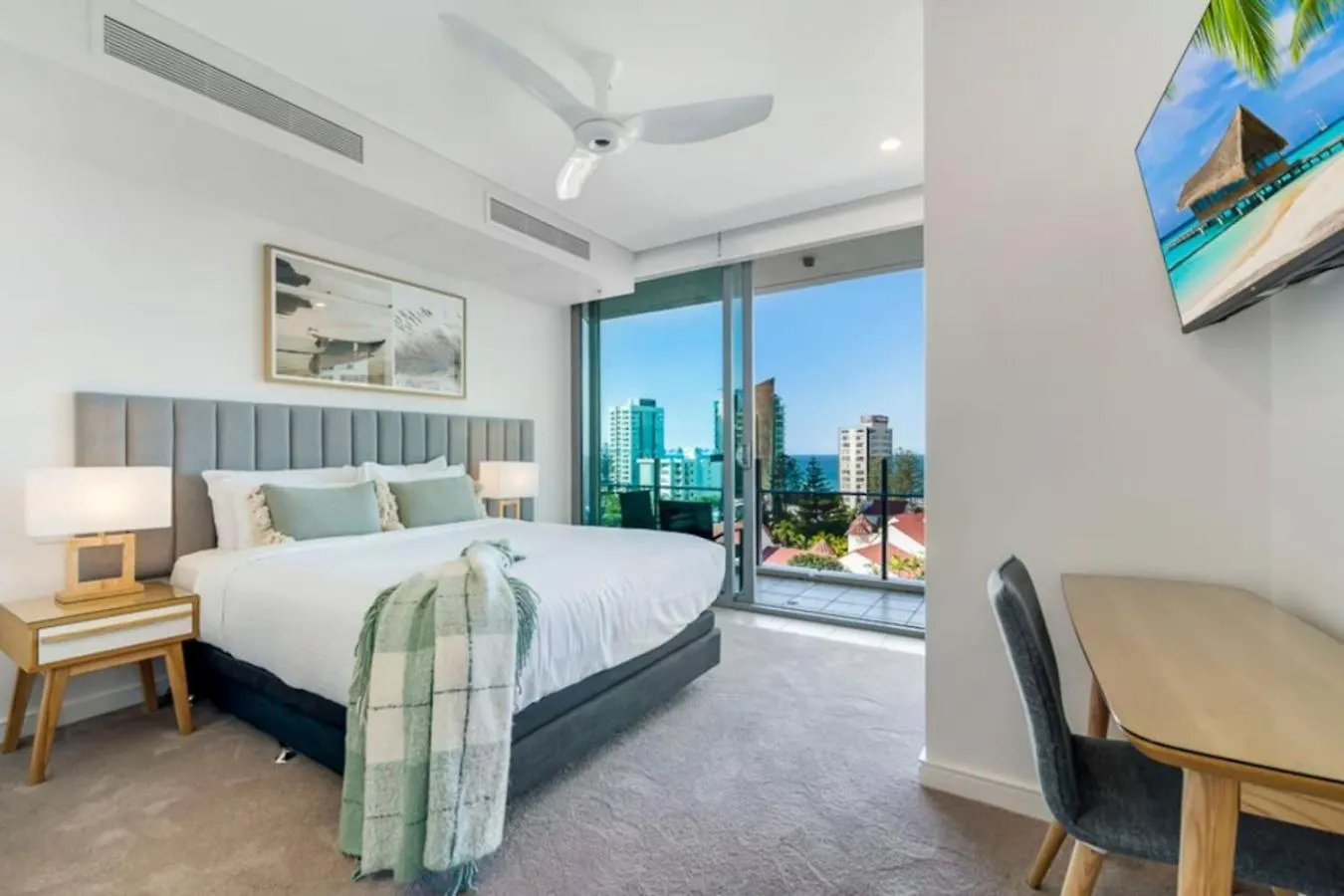 Surfers Paradise 2 Bed Great Views Pool Gold Coast
